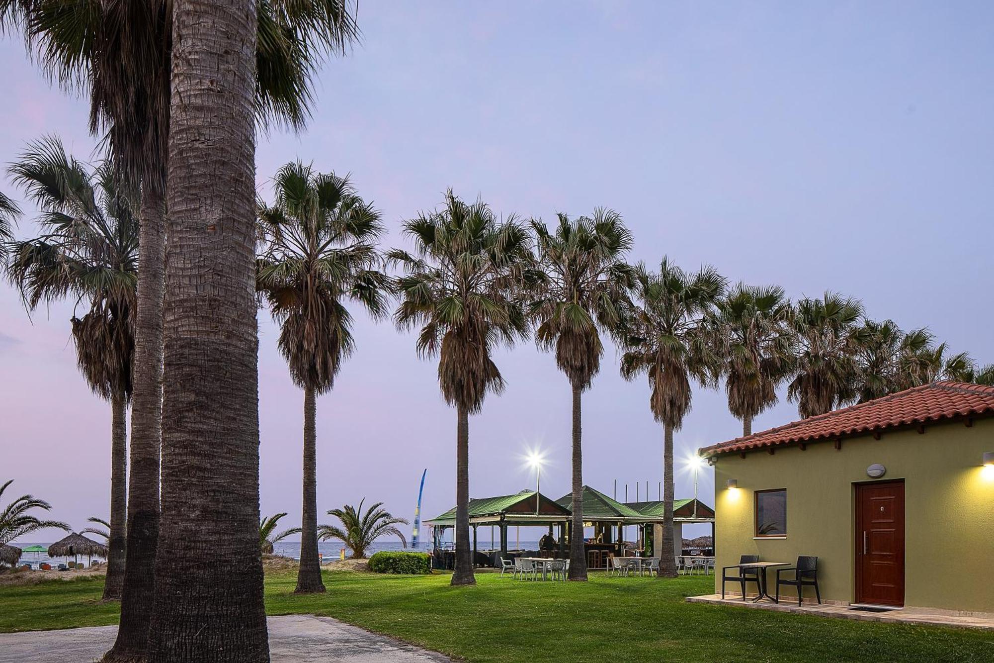 La Palma Beachfront Suites Джорджополис Екстериор снимка